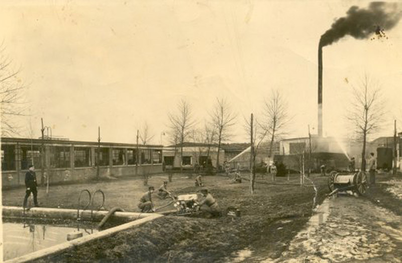 Ćwiczenia na terenie fabryki w Chełmku, okres okupacji niemieckiej.