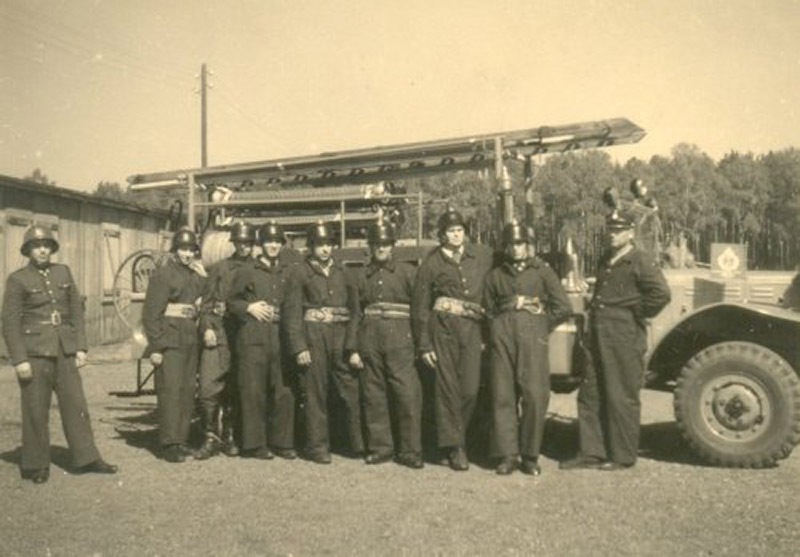 Strażacy z Chełmka przed podarowanym z demobilu Dodgem.