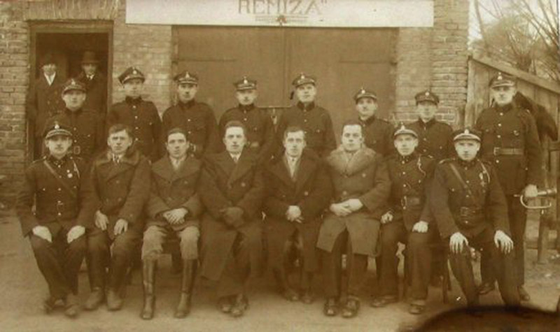 Strażacy przed remizą w Gorzowie, rok 1934.