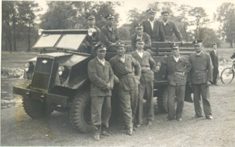Strażacy z Bobrka przed podarowanym z demobilu Chevrolecie Kanada  1942, lata powojenne.