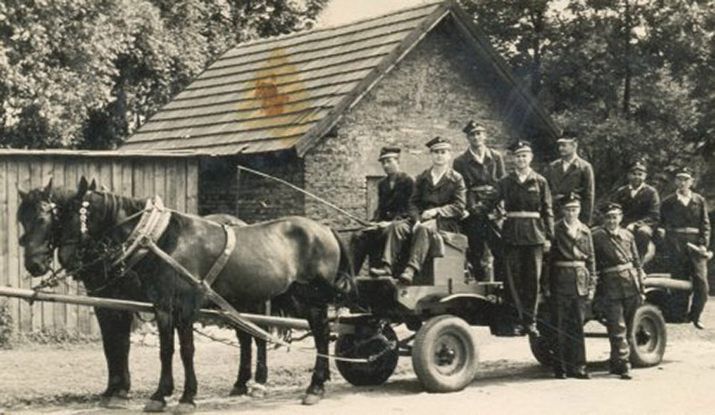 Bobreccy strażacy przed remizą, lata pięćdziesiąte XX wieku.